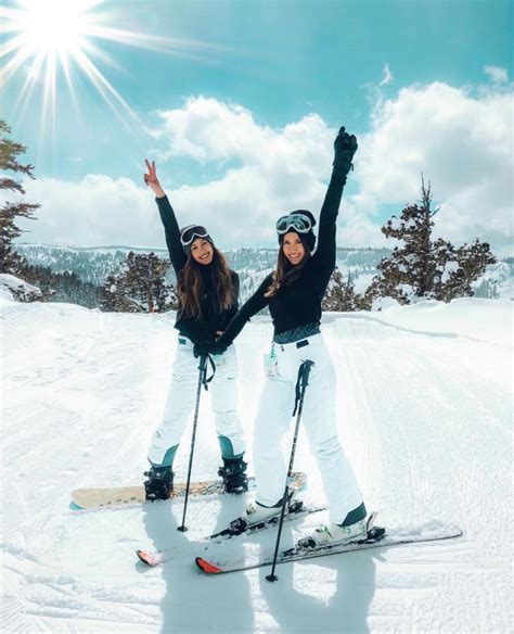 15 Aesthetic Ski Outfits For Women 